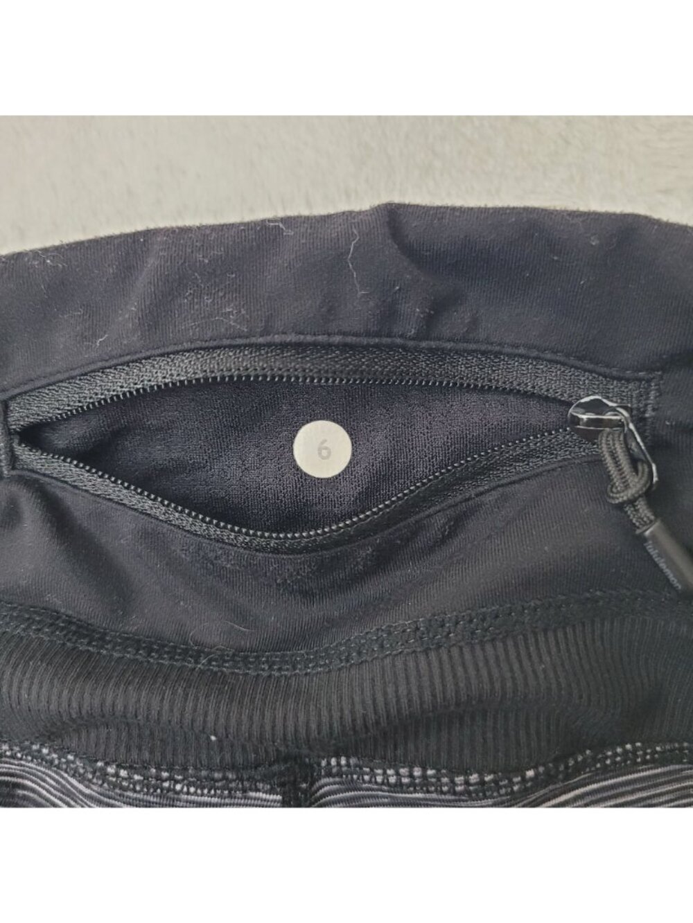 Lululemon Women's Black & Gray Cropped Leggings With Side Pockets Size 6 - Picture 5 of 10